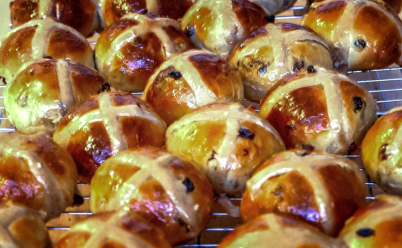 Recipe: Hot-Cross Buns Phoenix Bakery Style