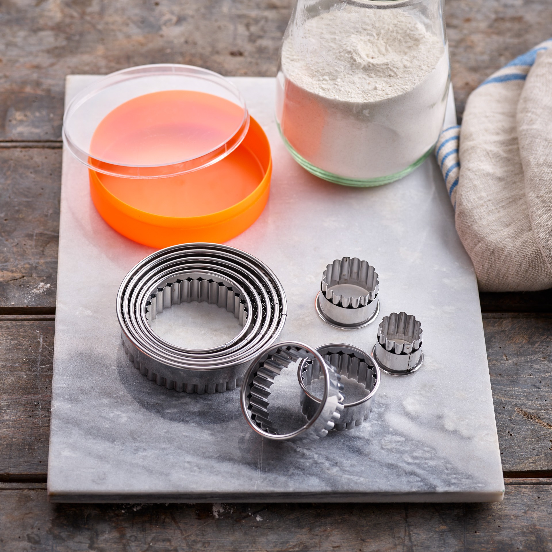 https://www.bakerybits.co.uk/media/catalog/product/cache/0096d319b30710f494afd1fc027ba44c/image/28923ce4/pro-stainless-pastry-cutters-round-corrugated-set-of-9.jpg