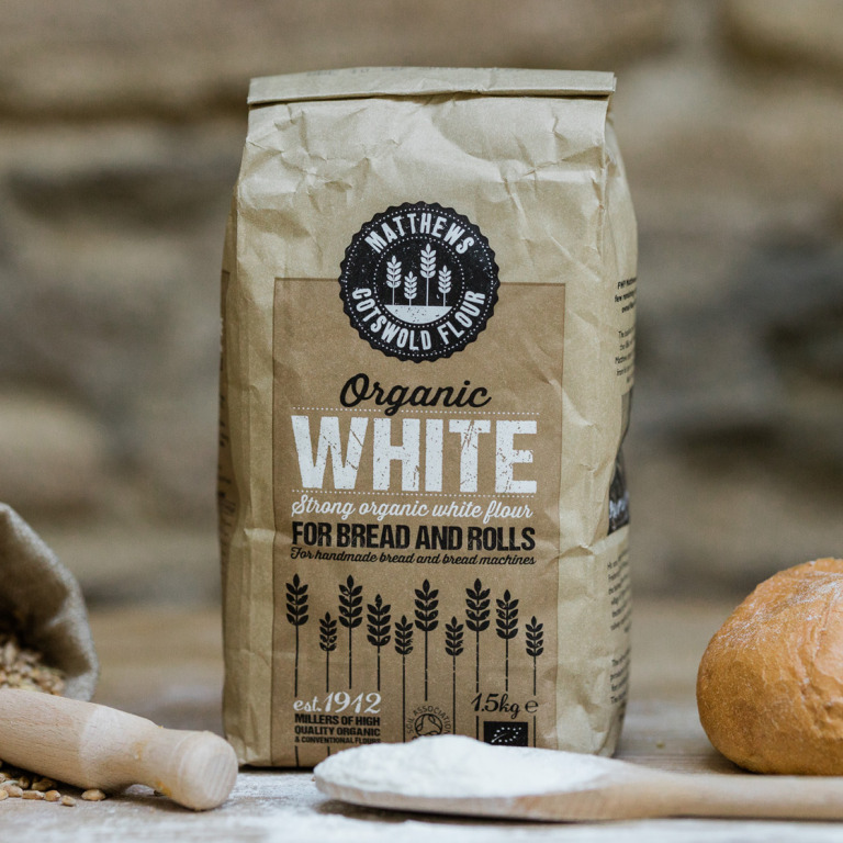 Matthews Organic Strong White Flour by Matthews Cotswold Flour
